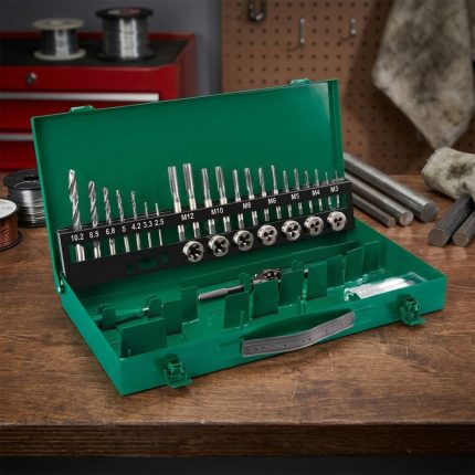 Bộ taro thép HSS 37 chi tiết SATA 50455 được chế tạo từ thép gió HSS chất lượng cao, bao gồm đầy đủ mũi khoan, mũi taro, bàn ren và phụ kiện hỗ trợ gia công ren chính xác. Bộ dụng cụ chuyên nghiệp phù hợp cho xưởng cơ khí, sửa chữa máy móc, bảo trì thiết bị và sản xuất công nghiệp, giúp tạo ren trong và ren ngoài hiệu quả, nâng cao năng suất làm việc và kéo dài tuổi thọ dụng cụ.