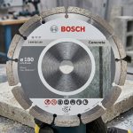 Đá cắt bê tông 180mm Bosch 2608602199 là sản phẩm đĩa cắt kim cương chuyên dụng cho bê tông, gạch xây dựng, tường xi măng và các vật liệu xây dựng cứng khác. Với đường kính 180mm, lỗ trục 22,23mm và vành cắt Segmented chịu lực cao, sản phẩm giúp cắt nhanh, chính xác, hạn chế mẻ cạnh và duy trì tuổi thọ lâu dài. Được ứng dụng trong thi công công trình xây dựng, sửa chữa và cải tạo, Đá cắt bê tông 180mm Bosch 2608602199 mang lại hiệu quả cao, tiết kiệm thời gian và tăng năng suất công việc. Sản phẩm Bosch chính hãng được phân phối bởi Công Nghiệp An Toàn, hỗ trợ giao hàng toàn quốc và tư vấn kỹ thuật chuyên sâu.