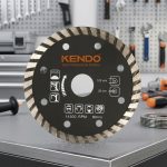 Đá cắt kim cương vành Turbo 105×20/16mm Kendo 61211012 là phụ kiện cắt chuyên dụng cho gạch men, đá granite, đá marble, bê tông và vật liệu xây dựng cứng. Thiết kế vành Turbo giúp tăng tốc độ cắt, cải thiện khả năng thoát nhiệt và giảm ma sát trong quá trình làm việc. Lớp phủ kim cương cao cấp mang lại độ bền vượt trội, đường cắt sắc nét và hiệu suất ổn định cho các công trình xây dựng và hoàn thiện nội thất.