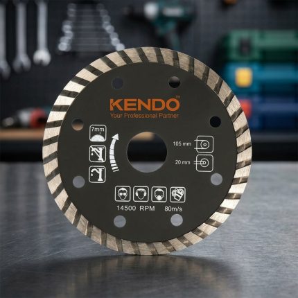 Đá cắt kim cương vành Turbo 105×20/16mm Kendo 61211012 là phụ kiện cắt chuyên dụng cho gạch men, đá granite, đá marble, bê tông và vật liệu xây dựng cứng. Thiết kế vành Turbo giúp tăng tốc độ cắt, cải thiện khả năng thoát nhiệt và giảm ma sát trong quá trình làm việc. Lớp phủ kim cương cao cấp mang lại độ bền vượt trội, đường cắt sắc nét và hiệu suất ổn định cho các công trình xây dựng và hoàn thiện nội thất.