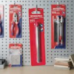 Hình ảnh Dao cắt gạch loại bút Workpro WP326015 chính hãng với đầu cắt hợp kim carbide siêu cứng, thiết kế dạng bút nhỏ gọn giúp khắc, rạch và cắt gạch men, kính, gương nhanh chóng, chính xác. Sản phẩm có độ bền cao, thao tác dễ dàng, phù hợp cho thợ xây dựng, thợ ốp lát và các công việc gia công vật liệu hoàn thiện.