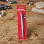 Hình ảnh Dao cắt gạch loại bút Workpro WP326015 chính hãng với đầu cắt hợp kim carbide siêu cứng, thiết kế dạng bút nhỏ gọn giúp khắc, rạch và cắt gạch men, kính, gương nhanh chóng, chính xác. Sản phẩm có độ bền cao, thao tác dễ dàng, phù hợp cho thợ xây dựng, thợ ốp lát và các công việc gia công vật liệu hoàn thiện.