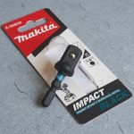 Hình ảnh Đầu chuyển máy vặn vít sang bulong IMPACT BLACK 1/2" Makita E-08850 chính hãng, thiết kế chuôi lục giác 1/4 inch và đầu vuông 1/2 inch, giúp chuyển đổi máy vặn vít sang sử dụng đầu khẩu (socket) một cách nhanh chóng. Sản phẩm thuộc dòng IMPACT BLACK, chịu lực cao, phù hợp với máy vặn vít dùng lực va đập và các công việc lắp ráp, sửa chữa chuyên nghiệp