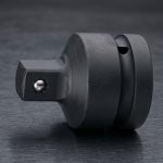 Hình ảnh Đầu chuyển từ 3/4 xuống 1/2 Kingtony 6864P chính hãng, phụ kiện chuyên dụng giúp chuyển đổi đầu vuông 3/4 inch sang 1/2 inch để sử dụng linh hoạt với các đầu khẩu và tay vặn khác nhau. Sản phẩm được chế tạo từ thép hợp kim Cr-Mo cao cấp, chịu lực va đập mạnh, chống mài mòn và truyền mô-men xoắn ổn định. Phù hợp cho gara ô tô, xưởng cơ khí, bảo trì công nghiệp và các công việc siết mở bu lông chuyên nghiệp.