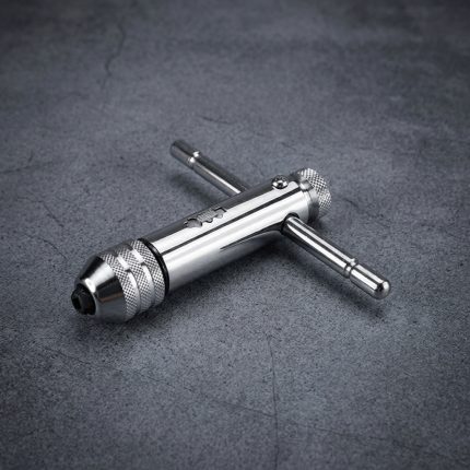 Đầu cờ lê ống tự động siết mũi taro M5-M12 SATA 50404 bằng thép hợp kim cao cấp, thiết kế cơ cấu tự động siết giữ mũi taro chắc chắn, hỗ trợ taro ren chính xác cho các kích thước từ M5 đến M12. Dụng cụ cầm tay chuyên dụng phù hợp cho gia công cơ khí, sửa chữa và bảo trì công nghiệp.