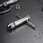 Đầu cờ lê ống tự động siết mũi taro M3-M8 SATA 50403 với cơ cấu bánh cóc đảo chiều linh hoạt, thân thép hợp kim mạ crom sáng bóng, hỗ trợ kẹp chắc mũi taro và gia công ren chính xác trong cơ khí.