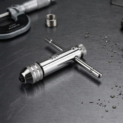 Đầu cờ lê ống tự động siết mũi taro M3-M8 SATA 50403 với cơ cấu bánh cóc đảo chiều linh hoạt, thân thép hợp kim mạ crom sáng bóng, hỗ trợ kẹp chắc mũi taro và gia công ren chính xác trong cơ khí.