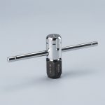 Đầu kẹp chuyển khuôn taro từ vuông qua tròn M3-M4 SATA 50421 được chế tạo từ thép hợp kim cường lực, thiết kế nhỏ gọn với tay đòn chữ T giúp thao tác thuận tiện và truyền lực ổn định. Dụng cụ chuyên dụng hỗ trợ chuyển đổi mũi taro đầu vuông sang cơ cấu kẹp tròn cho các kích thước M3 đến M4, đáp ứng nhu cầu gia công ren chính xác trong cơ khí chế tạo, sửa chữa và bảo trì công nghiệp.