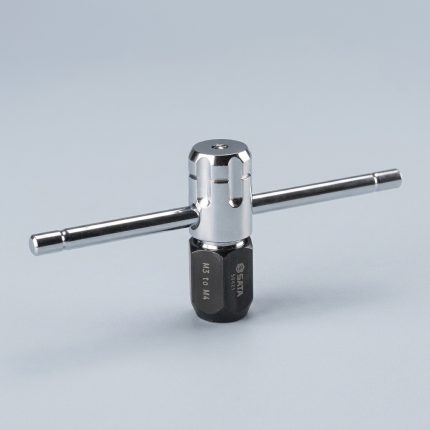 Đầu kẹp chuyển khuôn taro từ vuông qua tròn M3-M4 SATA 50421 được chế tạo từ thép hợp kim cường lực, thiết kế nhỏ gọn với tay đòn chữ T giúp thao tác thuận tiện và truyền lực ổn định. Dụng cụ chuyên dụng hỗ trợ chuyển đổi mũi taro đầu vuông sang cơ cấu kẹp tròn cho các kích thước M3 đến M4, đáp ứng nhu cầu gia công ren chính xác trong cơ khí chế tạo, sửa chữa và bảo trì công nghiệp.