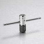 Đầu kẹp chuyển khuôn taro từ vuông qua tròn M3-M4 SATA 50421 được chế tạo từ thép hợp kim cường lực, thiết kế nhỏ gọn với tay đòn chữ T giúp thao tác thuận tiện và truyền lực ổn định. Dụng cụ chuyên dụng hỗ trợ chuyển đổi mũi taro đầu vuông sang cơ cấu kẹp tròn cho các kích thước M3 đến M4, đáp ứng nhu cầu gia công ren chính xác trong cơ khí chế tạo, sửa chữa và bảo trì công nghiệp.