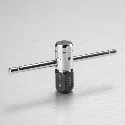 Đầu kẹp chuyển khuôn taro từ vuông qua tròn M3-M4 SATA 50421 được chế tạo từ thép hợp kim cường lực, thiết kế nhỏ gọn với tay đòn chữ T giúp thao tác thuận tiện và truyền lực ổn định. Dụng cụ chuyên dụng hỗ trợ chuyển đổi mũi taro đầu vuông sang cơ cấu kẹp tròn cho các kích thước M3 đến M4, đáp ứng nhu cầu gia công ren chính xác trong cơ khí chế tạo, sửa chữa và bảo trì công nghiệp.