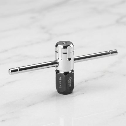 Đầu kẹp chuyển khuôn taro từ vuông qua tròn M5-M12 SATA 50422 được chế tạo từ thép hợp kim cường lực, thiết kế tay đòn chữ T giúp tạo mô-men xoắn ổn định và thao tác thuận tiện. Dụng cụ chuyên dụng hỗ trợ chuyển đổi và kẹp chắc các mũi taro đầu vuông kích thước từ M5 đến M12, đáp ứng nhu cầu gia công ren chính xác trong cơ khí chế tạo, sửa chữa và bảo trì công nghiệp.