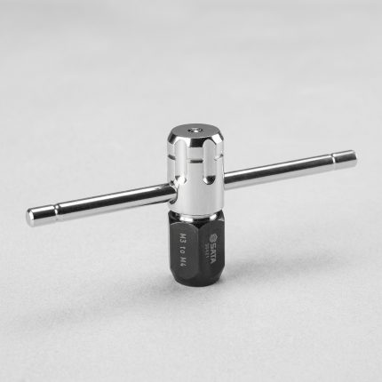 Đầu kẹp chuyển khuôn taro từ vuông qua tròn M5-M12 SATA 50422 được chế tạo từ thép hợp kim cường lực, thiết kế tay đòn chữ T giúp tạo mô-men xoắn ổn định và thao tác thuận tiện. Dụng cụ chuyên dụng hỗ trợ chuyển đổi và kẹp chắc các mũi taro đầu vuông kích thước từ M5 đến M12, đáp ứng nhu cầu gia công ren chính xác trong cơ khí chế tạo, sửa chữa và bảo trì công nghiệp.