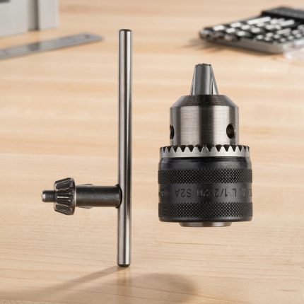 Hình ảnh Đầu khoan 13mm Bosch 2608571079 chính hãng với khả năng kẹp mũi khoan từ 1.5–13mm, đi kèm khóa siết và tay vặn tiện lợi. Sản phẩm được chế tạo từ thép hợp kim chất lượng cao, đảm bảo độ đồng tâm, lực kẹp chắc chắn và độ bền vượt trội. Phù hợp sử dụng cho máy khoan cầm tay và máy khoan bàn trong các công việc cơ khí, xây dựng, sửa chữa và gia công vật liệu với hiệu suất ổn định.