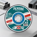 Đĩa Cắt Kim Loại 7" 180mm Total TAC2211803SA là dòng đá cắt chuyên dụng dành cho sắt, thép và inox, được sản xuất theo tiêu chuẩn chất lượng cao của Total. Với đường kính 180mm và hạt mài A30 RBF cao cấp, sản phẩm cho khả năng cắt nhanh, ít ba via, giảm hao mòn và tăng hiệu suất làm việc. Đĩa Cắt Kim Loại 7" 180mm Total TAC2211803SA phù hợp sử dụng trên máy mài góc công nghiệp, đáp ứng nhu cầu gia công cơ khí, xây dựng và bảo trì thiết bị với độ an toàn và độ bền vượt trội.
