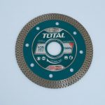 Đĩa Cắt Siêu Mỏng Total TAC2131057HT-2 là sản phẩm chính hãng Total, thiết kế siêu mỏng đường kính 105mm, lý tưởng cho cắt gạch men, gạch ceramic và vật liệu lát nền siêu mỏng. Lưỡi hợp kim chất lượng cao giúp đường cắt sắc nét, hạn chế sứt mẻ cạnh gạch, tăng tuổi thọ đĩa và hiệu quả thi công. Phù hợp cho thợ ốp lát chuyên nghiệp và công trình dân dụng hoặc công nghiệp, dễ dàng thay thế và vận hành trên các máy cắt tương thích.
