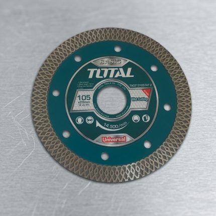 Đĩa Cắt Siêu Mỏng Total TAC2131057HT-2 là sản phẩm chính hãng Total, thiết kế siêu mỏng đường kính 105mm, lý tưởng cho cắt gạch men, gạch ceramic và vật liệu lát nền siêu mỏng. Lưỡi hợp kim chất lượng cao giúp đường cắt sắc nét, hạn chế sứt mẻ cạnh gạch, tăng tuổi thọ đĩa và hiệu quả thi công. Phù hợp cho thợ ốp lát chuyên nghiệp và công trình dân dụng hoặc công nghiệp, dễ dàng thay thế và vận hành trên các máy cắt tương thích.