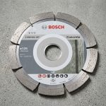 Hình ảnh Đĩa cắt bê tông 125mm Bosch 2608602197 chính hãng với thiết kế lưỡi cắt kim cương phân đoạn chuyên dụng cho bê tông, gạch, đá xây dựng và các vật liệu cứng. Sản phẩm có đường kính 125mm, lỗ trục 22.23mm, khả năng cắt nhanh, ít rung lắc, tuổi thọ cao và phù hợp với nhiều dòng máy cắt cầm tay. Đĩa cắt Bosch 2608602197 là lựa chọn lý tưởng cho thợ xây dựng, thi công công trình và các ứng dụng cắt bê tông chuyên nghiệp, đảm bảo hiệu suất làm việc ổn định và đường cắt chính xác.