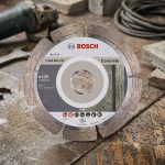 Hình ảnh Đĩa cắt bê tông 125mm Bosch 2608602197 chính hãng với thiết kế lưỡi cắt kim cương phân đoạn chuyên dụng cho bê tông, gạch, đá xây dựng và các vật liệu cứng. Sản phẩm có đường kính 125mm, lỗ trục 22.23mm, khả năng cắt nhanh, ít rung lắc, tuổi thọ cao và phù hợp với nhiều dòng máy cắt cầm tay. Đĩa cắt Bosch 2608602197 là lựa chọn lý tưởng cho thợ xây dựng, thi công công trình và các ứng dụng cắt bê tông chuyên nghiệp, đảm bảo hiệu suất làm việc ổn định và đường cắt chính xác.