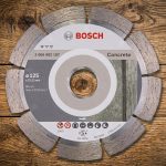 Hình ảnh Đĩa cắt bê tông 125mm Bosch 2608602197 chính hãng với thiết kế lưỡi cắt kim cương phân đoạn chuyên dụng cho bê tông, gạch, đá xây dựng và các vật liệu cứng. Sản phẩm có đường kính 125mm, lỗ trục 22.23mm, khả năng cắt nhanh, ít rung lắc, tuổi thọ cao và phù hợp với nhiều dòng máy cắt cầm tay. Đĩa cắt Bosch 2608602197 là lựa chọn lý tưởng cho thợ xây dựng, thi công công trình và các ứng dụng cắt bê tông chuyên nghiệp, đảm bảo hiệu suất làm việc ổn định và đường cắt chính xác.