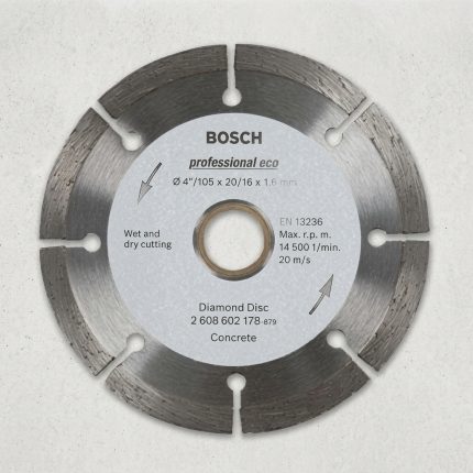 Hình ảnh Đĩa cắt gạch, Bê tông ướt 105mm Bosch 2608603728 chính hãng thuộc dòng Bosch Professional Eco, chuyên dùng để cắt gạch, bê tông, đá xây dựng và các vật liệu khoáng trong điều kiện cắt ướt hoặc cắt khô. Sản phẩm có đường kính 105mm, lỗ trục 20/16mm cùng thiết kế rãnh thoát nhiệt giúp tăng hiệu quả cắt, giảm rung lắc và kéo dài tuổi thọ lưỡi cắt. Đĩa cắt gạch, Bê tông ướt 105mm Bosch 2608603728 mang lại đường cắt chính xác, ít sứt mẻ, phù hợp cho thợ xây dựng, thợ ốp lát và các công trình dân dụng, công nghiệp yêu cầu hiệu suất làm việc cao.