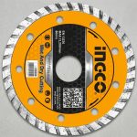 Hình ảnh sản phẩm Đĩa cắt gạch đa năng Ingco DMD032302M với thiết kế lưỡi kim cương sắc bén, chuyên dùng để cắt gạch, đá, bê tông nhẹ, gạch men, gạch ceramic và các vật liệu xây dựng phổ biến. Sản phẩm hỗ trợ cắt khô và cắt ướt linh hoạt, giúp đường cắt nhanh, gọn, hạn chế mẻ cạnh và nâng cao hiệu quả thi công. Đĩa cắt gạch Ingco DMD032302M phù hợp cho thợ ốp lát, đội thi công công trình, sửa chữa dân dụng và người dùng DIY cần phụ kiện cắt bền bỉ, dễ lắp đặt và vận hành ổn định.