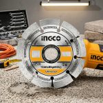 Hình ảnh sản phẩm Đĩa cắt gạch khô Ingco DMD011102 chính hãng, lưỡi cắt kim cương dạng phân đoạn giúp cắt gạch men, gạch ceramic, đá và các vật liệu xây dựng nhanh chóng, sắc bén và ổn định. Sản phẩm hỗ trợ cắt khô hiệu quả, thoát bụi tốt, giảm nhiệt khi thi công và hạn chế mẻ cạnh, phù hợp cho thợ ốp lát, thợ xây dựng và công trình dân dụng.