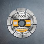 Hình ảnh sản phẩm Đĩa cắt gạch khô Ingco DMD011802 chính hãng, lưỡi cắt kim cương dạng phân đoạn giúp cắt gạch men, gạch ceramic, đá và vật liệu xây dựng nhanh chóng, sắc bén và ổn định. Sản phẩm hỗ trợ cắt khô hiệu quả, thoát bụi tốt, giảm nhiệt khi thi công và hạn chế mẻ cạnh, phù hợp cho thợ ốp lát, thợ xây dựng và công trình dân dụng.