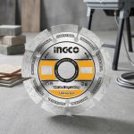 Hình ảnh sản phẩm Đĩa cắt gạch khô Ingco DMD011802 chính hãng, lưỡi cắt kim cương dạng phân đoạn giúp cắt gạch men, gạch ceramic, đá và vật liệu xây dựng nhanh chóng, sắc bén và ổn định. Sản phẩm hỗ trợ cắt khô hiệu quả, thoát bụi tốt, giảm nhiệt khi thi công và hạn chế mẻ cạnh, phù hợp cho thợ ốp lát, thợ xây dựng và công trình dân dụng.