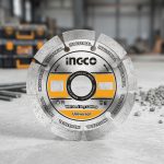 Hình ảnh sản phẩm Đĩa cắt gạch khô Ingco DMD011802 chính hãng, lưỡi cắt kim cương dạng phân đoạn giúp cắt gạch men, gạch ceramic, đá và vật liệu xây dựng nhanh chóng, sắc bén và ổn định. Sản phẩm hỗ trợ cắt khô hiệu quả, thoát bụi tốt, giảm nhiệt khi thi công và hạn chế mẻ cạnh, phù hợp cho thợ ốp lát, thợ xây dựng và công trình dân dụng.