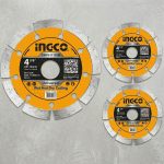 Hình ảnh sản phẩm Đĩa cắt gạch khô Ingco DMD011802M chính hãng, thiết kế lưỡi cắt kim cương dạng phân đoạn giúp cắt gạch men, gạch ceramic, đá và vật liệu xây dựng nhanh chóng, sắc bén và ổn định. Sản phẩm hỗ trợ cắt khô hiệu quả, thoát bụi tốt, giảm nhiệt khi thi công và hạn chế mẻ cạnh khi sử dụng đúng kỹ thuật.