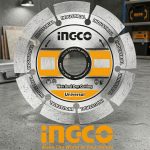 Hình ảnh sản phẩm Đĩa cắt gạch khô Ingco DMD012301 chính hãng, thiết kế lưỡi cắt kim cương dạng phân đoạn giúp cắt gạch men, gạch ceramic, đá và vật liệu xây dựng nhanh chóng, sắc bén và ổn định. Sản phẩm hỗ trợ cắt khô hiệu quả, thoát bụi tốt, giảm nhiệt khi thi công và hạn chế mẻ cạnh khi sử dụng đúng kỹ thuật.