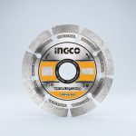 Hình ảnh sản phẩm Đĩa cắt gạch khô Ingco DMD012302 chính hãng, lưỡi cắt kim cương dạng phân đoạn giúp cắt gạch men, gạch ceramic, đá và các vật liệu xây dựng nhanh chóng, sắc bén và ổn định. Sản phẩm hỗ trợ cắt khô hiệu quả, thoát bụi tốt, giảm nhiệt khi thi công và hạn chế mẻ cạnh, phù hợp cho thợ ốp lát, thợ xây dựng và công trình dân dụng.