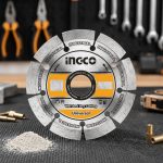 Hình ảnh sản phẩm Đĩa cắt gạch khô Ingco DMD012302 chính hãng, lưỡi cắt kim cương dạng phân đoạn giúp cắt gạch men, gạch ceramic, đá và các vật liệu xây dựng nhanh chóng, sắc bén và ổn định. Sản phẩm hỗ trợ cắt khô hiệu quả, thoát bụi tốt, giảm nhiệt khi thi công và hạn chế mẻ cạnh, phù hợp cho thợ ốp lát, thợ xây dựng và công trình dân dụng.