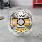 Hình ảnh sản phẩm Đĩa cắt gạch khô Ingco DMD012302 chính hãng, lưỡi cắt kim cương dạng phân đoạn giúp cắt gạch men, gạch ceramic, đá và các vật liệu xây dựng nhanh chóng, sắc bén và ổn định. Sản phẩm hỗ trợ cắt khô hiệu quả, thoát bụi tốt, giảm nhiệt khi thi công và hạn chế mẻ cạnh, phù hợp cho thợ ốp lát, thợ xây dựng và công trình dân dụng.