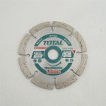 Đĩa cắt gạch khô có phủ hợp kim nhân tạo Total TAC2111003-1 100x20mm là phụ kiện cắt gạch chuyên dụng được thiết kế để cắt nhanh các loại gạch men, gạch ceramic, đá mỏng và vật liệu xây dựng thông dụng. Với lớp phủ hợp kim nhân tạo chất lượng cao trên vành cắt, sản phẩm mang lại khả năng cắt sắc bén, giảm sứt mẻ cạnh gạch và nâng cao tuổi thọ sử dụng. Đĩa cắt hỗ trợ cả phương pháp cắt khô và cắt ướt, phù hợp cho thợ xây dựng, thợ ốp lát và các công trình hoàn thiện nội thất chuyên nghiệp.