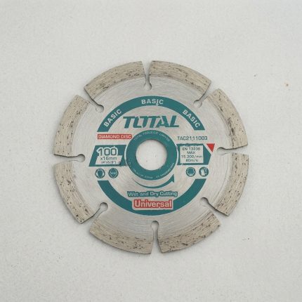Đĩa cắt gạch khô có phủ hợp kim nhân tạo Total TAC2111003-1 100x20mm là phụ kiện cắt gạch chuyên dụng được thiết kế để cắt nhanh các loại gạch men, gạch ceramic, đá mỏng và vật liệu xây dựng thông dụng. Với lớp phủ hợp kim nhân tạo chất lượng cao trên vành cắt, sản phẩm mang lại khả năng cắt sắc bén, giảm sứt mẻ cạnh gạch và nâng cao tuổi thọ sử dụng. Đĩa cắt hỗ trợ cả phương pháp cắt khô và cắt ướt, phù hợp cho thợ xây dựng, thợ ốp lát và các công trình hoàn thiện nội thất chuyên nghiệp.