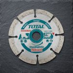 Đĩa cắt gạch khô có phủ hợp kim nhân tạo Total TAC2111153 115x22mm là lưỡi cắt kim cương chuyên dụng được thiết kế để cắt gạch men, gạch ceramic, đá mỏng và các vật liệu xây dựng thông dụng. Với lớp hợp kim nhân tạo phủ trên vành cắt, sản phẩm mang lại khả năng cắt nhanh, đường cắt sắc nét, giảm sứt mẻ và tăng tuổi thọ sử dụng. Đĩa cắt phù hợp cho cả phương pháp cắt khô và cắt ướt, đáp ứng hiệu quả nhu cầu thi công dân dụng và chuyên nghiệp.