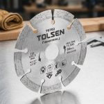 Hình ảnh Đĩa cắt gạch kim cương Tolsen 76700 chính hãng với đường kính 115mm, lỗ trục 22.2mm, được thiết kế chuyên dụng để cắt gạch men, gạch ceramic, granite, đá tự nhiên và các vật liệu xây dựng. Sản phẩm sử dụng vành cắt kim cương chất lượng cao kết hợp các khe thoát nhiệt tối ưu, giúp tăng tốc độ cắt, giảm rung lắc và hạn chế sứt mẻ bề mặt vật liệu. Đĩa cắt gạch kim cương Tolsen 76700 mang lại đường cắt sắc nét, độ bền cao và hiệu suất ổn định, phù hợp cho thợ xây dựng, thợ ốp lát và các công trình dân dụng, công nghiệp.