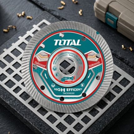 Đĩa cắt gạch siêu mỏng 125mm Total TAC2151251 là lưỡi cắt kim cương Turbo hiệu suất cao, chuyên dùng để cắt gạch men, gạch ceramic, gạch porcelain và các vật liệu hoàn thiện xây dựng. Thiết kế siêu mỏng giúp tạo đường cắt mịn đẹp, giảm tối đa tình trạng sứt mẻ cạnh gạch và tiết kiệm vật liệu. Đĩa cắt gạch siêu mỏng 125mm Total TAC2151251 có độ bền cao, khả năng tản nhiệt tốt, vận hành ổn định và phù hợp cho cả thợ ốp lát chuyên nghiệp lẫn các công trình dân dụng, công nghiệp yêu cầu độ chính xác cao.