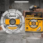 Đĩa cắt gạch ướt Ingco DMD021251 là phụ kiện chuyên dụng dùng để cắt gạch men, gạch ceramic, đá mỏng và vật liệu xây dựng với đường cắt sắc, mịn, hạn chế mẻ cạnh. Sản phẩm thuộc dòng diamond disc của Ingco, phù hợp cho nhu cầu thi công gạch ướt và khô, giúp tăng hiệu quả làm việc, tiết kiệm thời gian và đảm bảo độ chính xác cao khi sử dụng cùng máy cắt/máy mài tương thích.