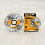 Đĩa cắt gạch ướt Ingco DMD021802 là phụ kiện chuyên dụng dùng để cắt gạch men, gạch ceramic, gạch lát nền, gạch ốp tường và đá mỏng trong thi công xây dựng. Sản phẩm có lưỡi cắt kim cương chất lượng cao, hỗ trợ cắt ướt và cắt khô, giúp đường cắt sắc nét, ổn định, hạn chế mẻ cạnh và giảm bụi khi sử dụng đúng kỹ thuật. Đĩa cắt gạch ướt Ingco DMD021802 phù hợp cho thợ ốp lát, công trình dân dụng và nhu cầu sửa chữa tại nhà.