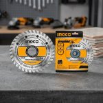 Đĩa cắt gạch ướt Ingco DMD021802 là phụ kiện chuyên dụng dùng để cắt gạch men, gạch ceramic, gạch lát nền, gạch ốp tường và đá mỏng trong thi công xây dựng. Sản phẩm có lưỡi cắt kim cương chất lượng cao, hỗ trợ cắt ướt và cắt khô, giúp đường cắt sắc nét, ổn định, hạn chế mẻ cạnh và giảm bụi khi sử dụng đúng kỹ thuật. Đĩa cắt gạch ướt Ingco DMD021802 phù hợp cho thợ ốp lát, công trình dân dụng và nhu cầu sửa chữa tại nhà.