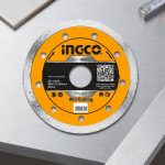 Hình ảnh đĩa cắt gạch ướt Ingco DMD021802M chính hãng, lưỡi cắt kim cương sắc bén giúp cắt gạch, đá và các vật liệu xây dựng hiệu quả. Hỗ trợ cắt ướt, giảm bụi, hạn chế mẻ cạnh và tạo đường cắt mịn, thích hợp cho thợ ốp lát, công trình chuyên nghiệp và thi công nội thất.