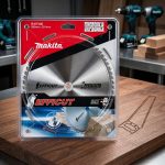 Đĩa cắt gỗ hợp kim Makita B-67430 (260x25,4x60T) thuộc dòng EFFICUT cao cấp của Makita, được thiết kế chuyên biệt nhằm tối ưu hiệu suất cắt trên các dòng máy cưa hiện đại, đặc biệt là máy cưa dùng pin. Sản phẩm sở hữu đường kính 260mm, lỗ cốt 25,4mm cùng 60 răng hợp kim siêu cứng giúp tạo ra những đường cắt mịn, chính xác và hạn chế tối đa tình trạng sứt mẻ bề mặt gỗ. Công nghệ EFFICUT giúp giảm lực cản khi cắt, tăng tốc độ làm việc và tiết kiệm năng lượng cho máy. Đĩa cắt gỗ hợp kim Makita B-67430 (260x25,4x60T) phù hợp để cắt gỗ tự nhiên, gỗ công nghiệp, MDF, HDF, plywood và nhiều vật liệu gỗ khác trong ngành sản xuất nội thất, thi công xây dựng và xưởng mộc chuyên nghiệp. Đây là lựa chọn lý tưởng cho người dùng cần một lưỡi cưa chính hãng có độ bền cao, hiệu suất ổn định và chất lượng cắt vượt trội.