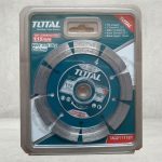 Đĩa cắt khô siêu mỏng Total TAC2111161 115x20mm là đĩa cắt kim cương chuyên dụng được thiết kế với vành cắt siêu mỏng giúp tăng tốc độ cắt, giảm hao hụt vật liệu và tạo đường cắt sắc nét trên gạch men, gạch ceramic, gạch granite và đá mỏng. Sản phẩm hỗ trợ cả cắt khô và cắt ướt, mang lại hiệu quả cao trong thi công hoàn thiện nội thất và xây dựng. Với độ bền vượt trội cùng khả năng hạn chế sứt mẻ cạnh gạch, Total TAC2111161 là lựa chọn lý tưởng cho thợ ốp lát chuyên nghiệp.