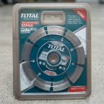 Đĩa cắt khô siêu mỏng Total TAC2111161 115x20mm là đĩa cắt kim cương chuyên dụng được thiết kế với vành cắt siêu mỏng giúp tăng tốc độ cắt, giảm hao hụt vật liệu và tạo đường cắt sắc nét trên gạch men, gạch ceramic, gạch granite và đá mỏng. Sản phẩm hỗ trợ cả cắt khô và cắt ướt, mang lại hiệu quả cao trong thi công hoàn thiện nội thất và xây dựng. Với độ bền vượt trội cùng khả năng hạn chế sứt mẻ cạnh gạch, Total TAC2111161 là lựa chọn lý tưởng cho thợ ốp lát chuyên nghiệp.