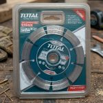 Đĩa cắt khô siêu mỏng Total TAC2111161 115x20mm là đĩa cắt kim cương chuyên dụng được thiết kế với vành cắt siêu mỏng giúp tăng tốc độ cắt, giảm hao hụt vật liệu và tạo đường cắt sắc nét trên gạch men, gạch ceramic, gạch granite và đá mỏng. Sản phẩm hỗ trợ cả cắt khô và cắt ướt, mang lại hiệu quả cao trong thi công hoàn thiện nội thất và xây dựng. Với độ bền vượt trội cùng khả năng hạn chế sứt mẻ cạnh gạch, Total TAC2111161 là lựa chọn lý tưởng cho thợ ốp lát chuyên nghiệp.