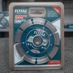 Đĩa cắt khô siêu mỏng Total TAC2111161 115x20mm là đĩa cắt kim cương chuyên dụng được thiết kế với vành cắt siêu mỏng giúp tăng tốc độ cắt, giảm hao hụt vật liệu và tạo đường cắt sắc nét trên gạch men, gạch ceramic, gạch granite và đá mỏng. Sản phẩm hỗ trợ cả cắt khô và cắt ướt, mang lại hiệu quả cao trong thi công hoàn thiện nội thất và xây dựng. Với độ bền vượt trội cùng khả năng hạn chế sứt mẻ cạnh gạch, Total TAC2111161 là lựa chọn lý tưởng cho thợ ốp lát chuyên nghiệp.