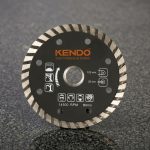 Đĩa cắt kim cương vành Turbo 125×22.23/20/16mm Kendo 61212112 là phụ kiện cắt chuyên nghiệp dành cho máy mài góc và máy cắt cầm tay, chuyên dùng để cắt gạch men, gạch porcelain, đá granite, đá marble, bê tông và các vật liệu xây dựng cứng. Thiết kế vành Turbo giúp tăng tốc độ cắt, cải thiện khả năng thoát nhiệt và giảm ma sát, mang lại đường cắt sắc nét, ổn định và tuổi thọ vượt trội. Sản phẩm phù hợp cho thợ xây dựng, thợ đá và các công trình thi công chuyên nghiệp.